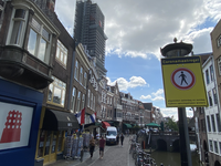 904945 Gezicht op de Vismarkt te Utrecht, met een tijdelijk verbodsbord voor voetgangers op zaterdagen en zondagen in ...